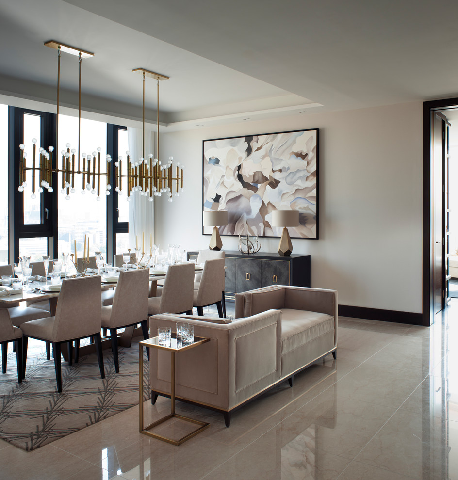 Cette image montre une grande salle à manger design fermée avec un mur beige, un sol en marbre, aucune cheminée et un sol beige.