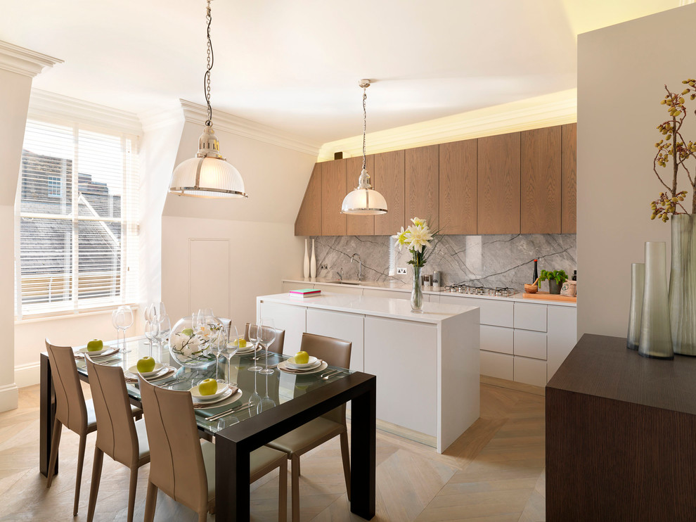 Cette image montre une salle à manger ouverte sur la cuisine traditionnelle avec un mur blanc, parquet clair et un sol beige.