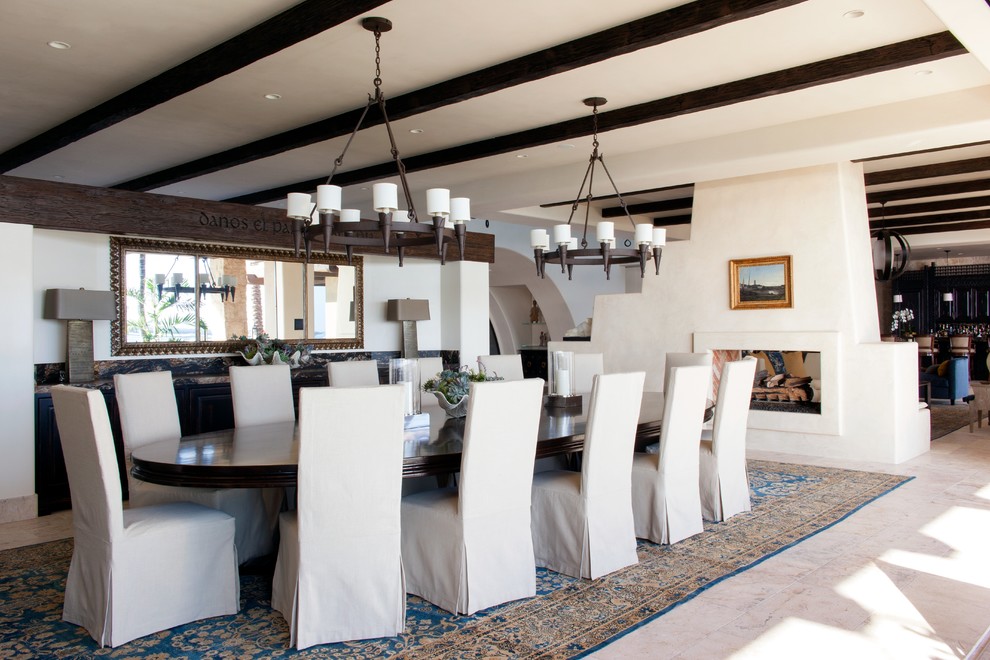 Immagine di una sala da pranzo mediterranea con pavimento in pietra calcarea