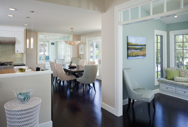 Foto di una piccola sala da pranzo aperta verso la cucina costiera con pareti blu, parquet scuro e nessun camino