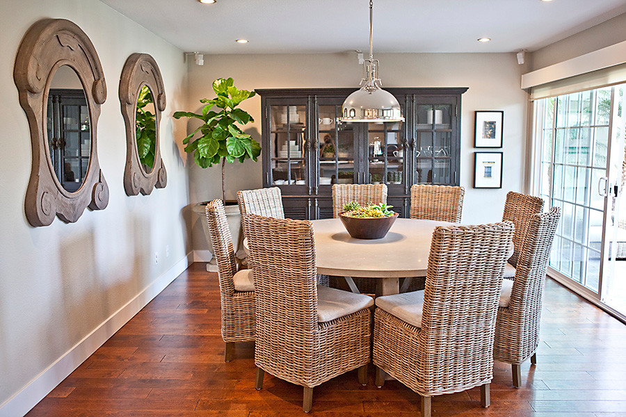 Immagine di una sala da pranzo aperta verso la cucina chic di medie dimensioni con pareti grigie e pavimento in legno massello medio