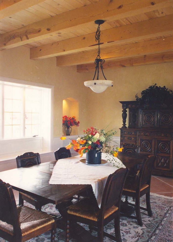 Источник вдохновения для домашнего уюта: большая отдельная столовая в стиле фьюжн с желтыми стенами и бетонным полом без камина
