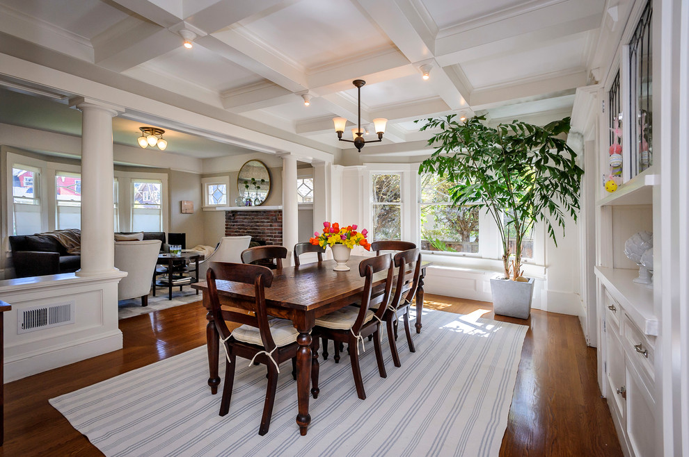 Esempio di una grande sala da pranzo american style con pareti bianche, parquet scuro e pavimento marrone