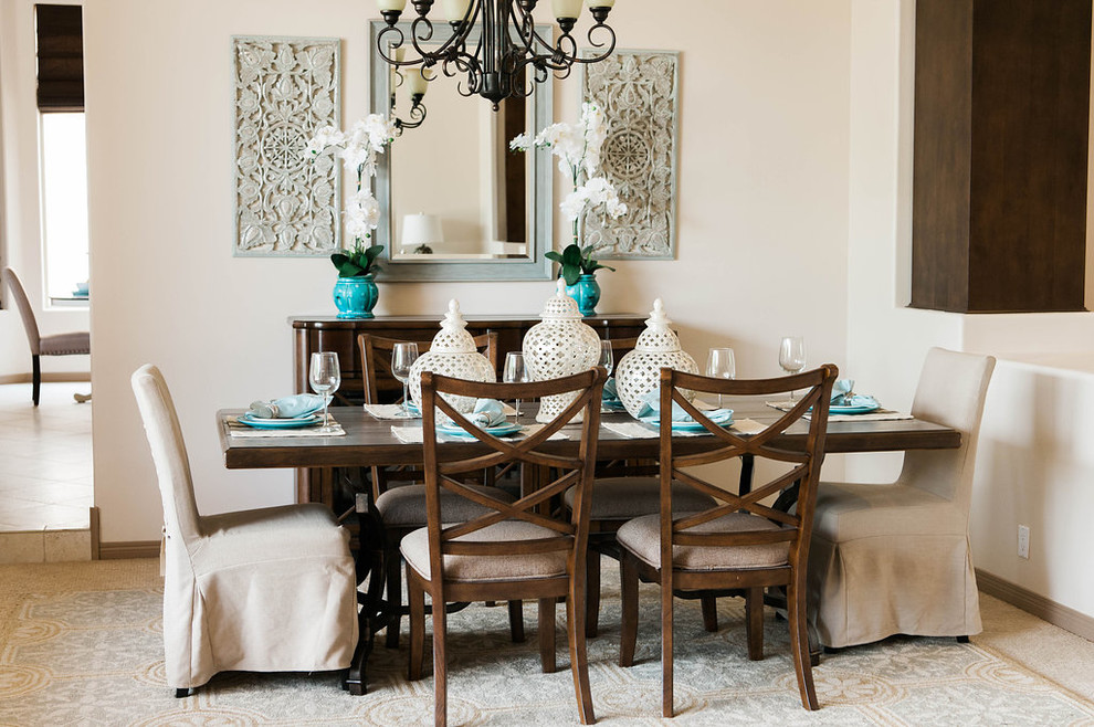 Ispirazione per una grande sala da pranzo aperta verso la cucina classica con pareti beige e moquette