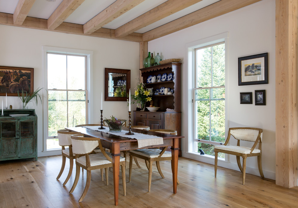 Ejemplo de comedor de cocina de estilo de casa de campo de tamaño medio con paredes blancas y suelo de madera en tonos medios