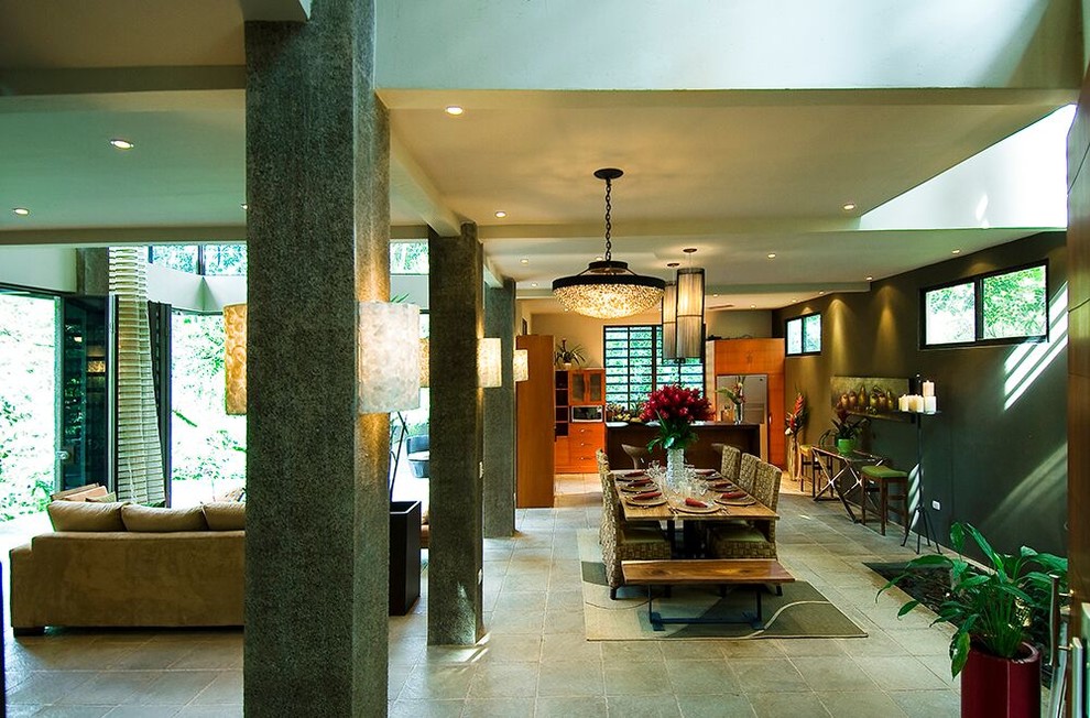 Offenes, Großes Modernes Esszimmer ohne Kamin mit grüner Wandfarbe und grauem Boden in San Luis Obispo