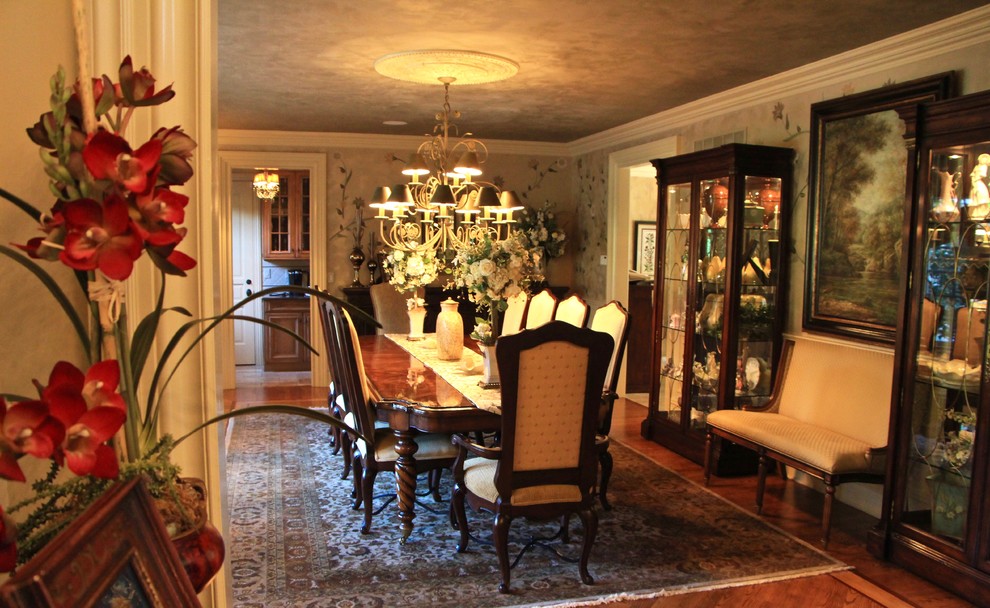 Idee per una grande sala da pranzo classica con pareti verdi, pavimento in legno massello medio e pavimento marrone