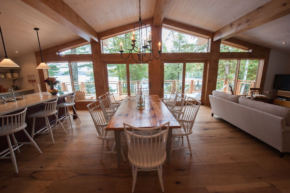 Diseño de comedor de cocina de estilo de casa de campo de tamaño medio sin chimenea con paredes blancas y suelo de madera clara