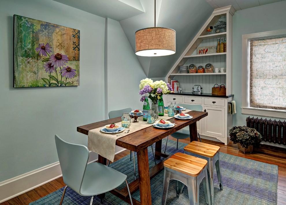 Aménagement d'une salle à manger ouverte sur la cuisine classique de taille moyenne avec un mur bleu, un sol en bois brun et un sol marron.