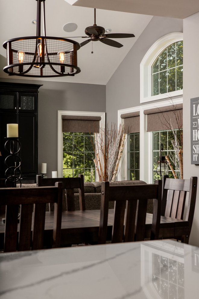 Стильный дизайн: кухня-столовая среднего размера в классическом стиле с серыми стенами и разноцветным полом без камина - последний тренд