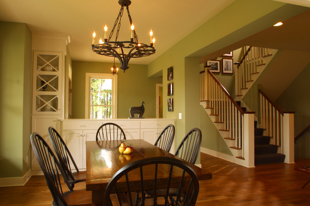 Источник вдохновения для домашнего уюта: столовая в классическом стиле с зелеными стенами