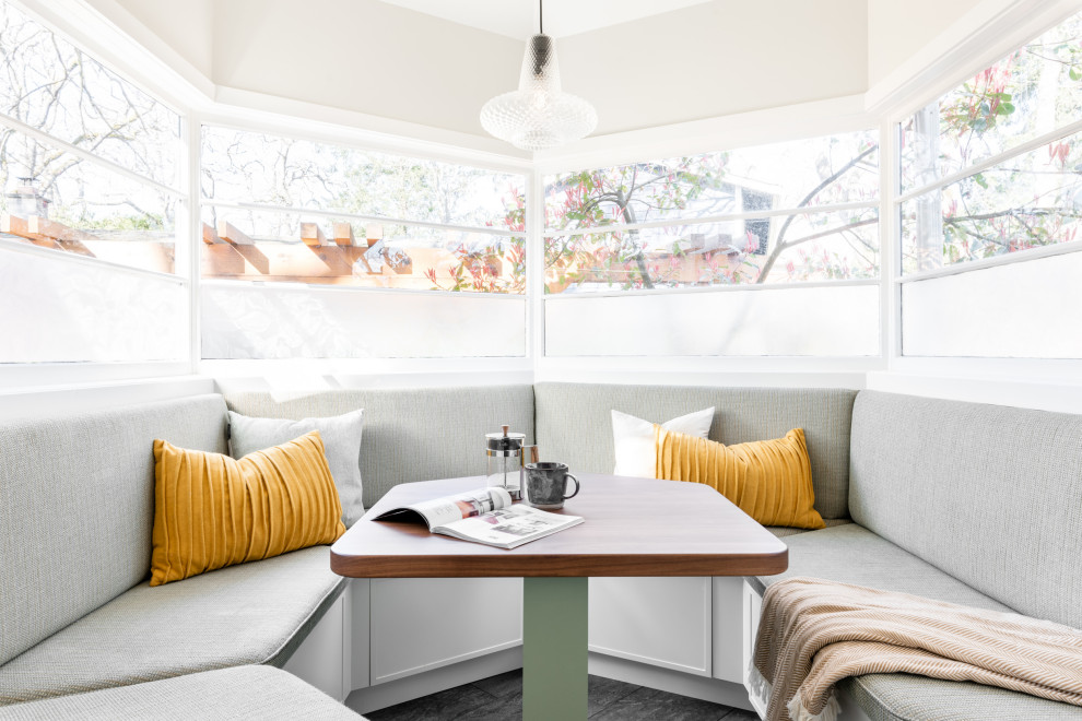 Foto de comedor campestre pequeño con suelo vinílico, suelo gris, con oficina y paredes blancas