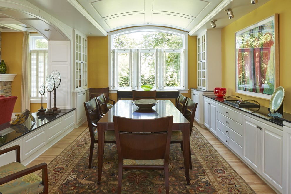 Пример оригинального дизайна: столовая в современном стиле с желтыми стенами