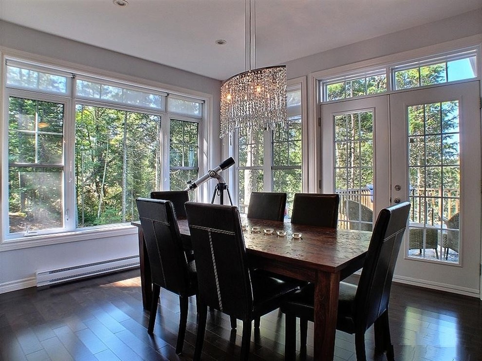 Modelo de comedor contemporáneo de tamaño medio abierto con paredes grises y suelo de madera oscura