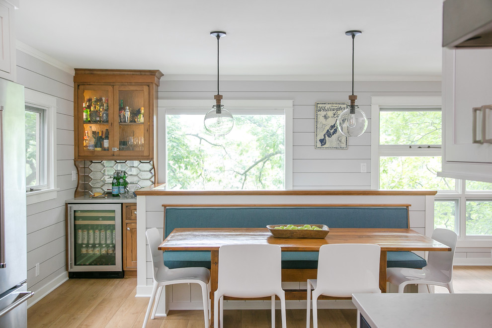 Свежая идея для дизайна: кухня-столовая среднего размера в стиле кантри с полом из линолеума, коричневым полом и серыми стенами - отличное фото интерьера