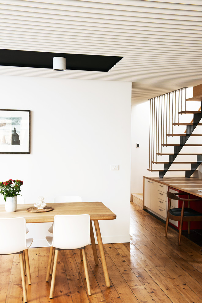 Foto de comedor escandinavo de tamaño medio abierto con paredes blancas y suelo de madera clara