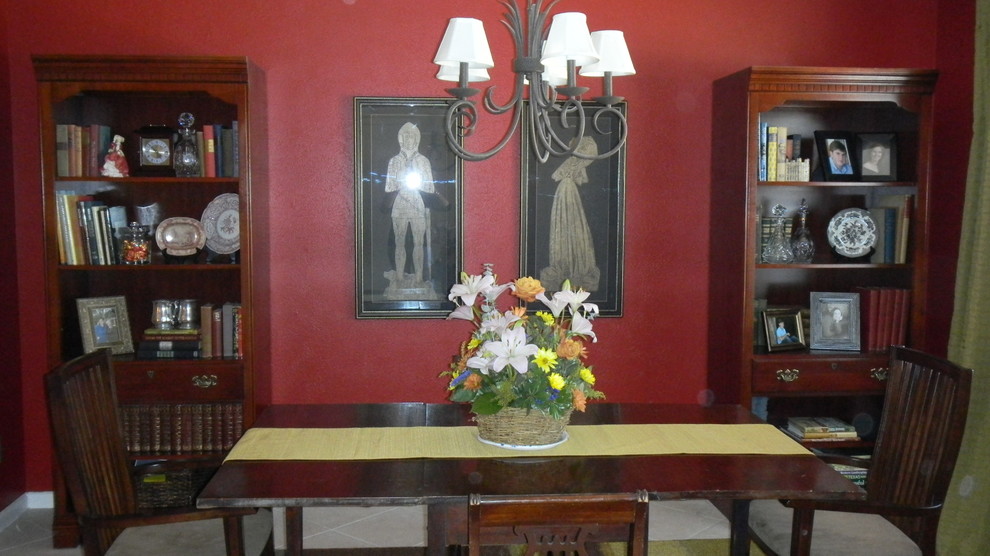Idée de décoration pour une salle à manger tradition de taille moyenne avec un mur rouge et un sol en carrelage de céramique.