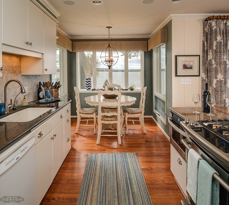 Ispirazione per una cucina abitabile stile marinaro di medie dimensioni con pavimento in vinile