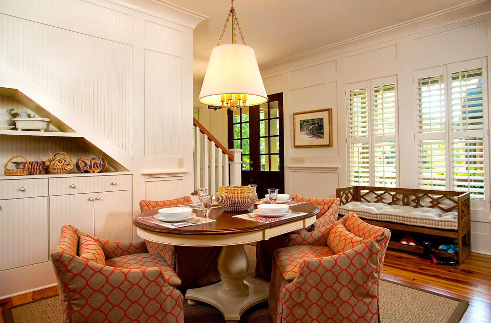 Immagine di una sala da pranzo aperta verso la cucina tradizionale di medie dimensioni con pareti beige e pavimento in legno massello medio