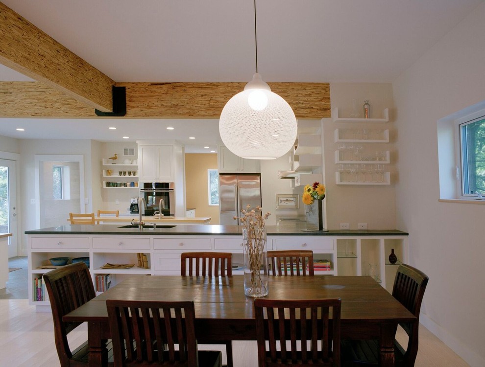 Foto di una sala da pranzo aperta verso la cucina classica di medie dimensioni con pareti bianche e parquet chiaro