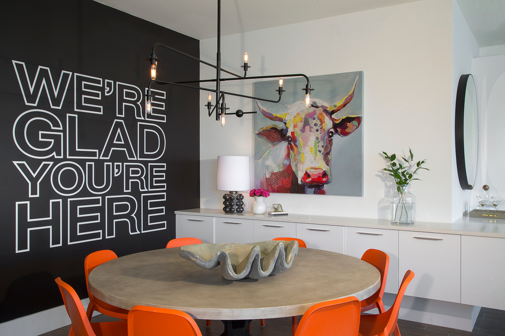 Idées déco pour une salle à manger contemporaine avec un mur multicolore et éclairage.