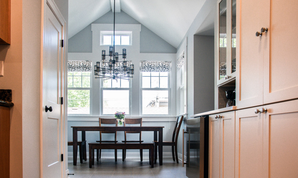 Стильный дизайн: маленькая столовая в стиле кантри с с кухонным уголком, синими стенами, полом из керамогранита, серым полом и сводчатым потолком для на участке и в саду - последний тренд