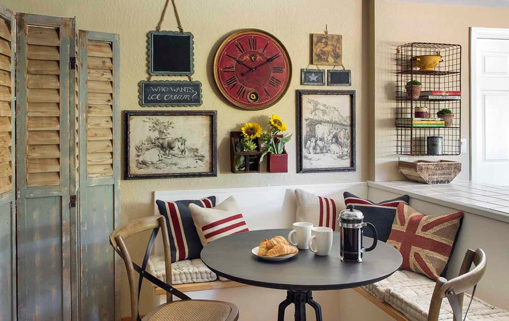 Immagine di una piccola sala da pranzo aperta verso la cucina shabby-chic style