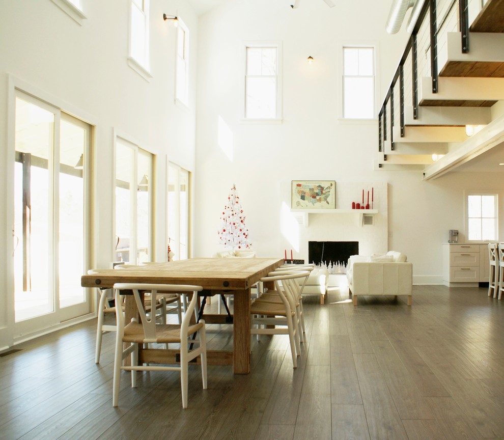 Offenes Landhaus Esszimmer mit weißer Wandfarbe und dunklem Holzboden in Raleigh