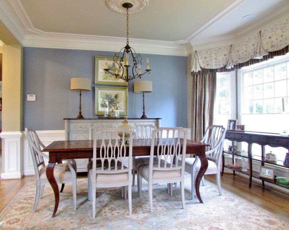 Aménagement d'une grande salle à manger ouverte sur la cuisine classique avec un mur bleu et parquet clair.