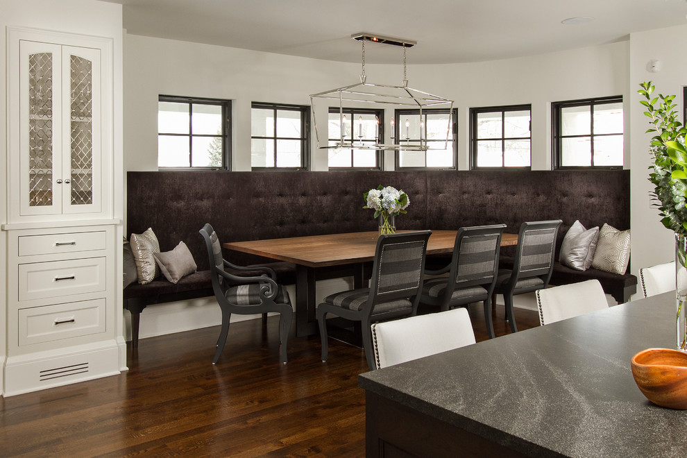 Idee per una sala da pranzo aperta verso la cucina classica con pareti bianche e pavimento in legno massello medio