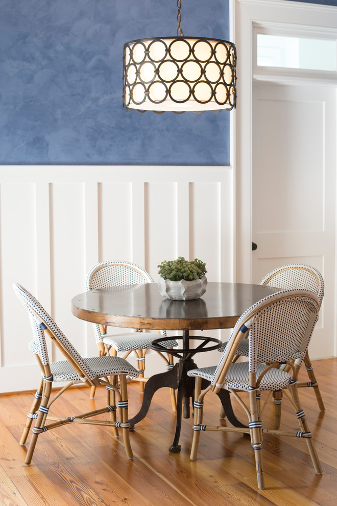 Idee per una grande sala da pranzo classica con pavimento in legno massello medio, pavimento marrone e pareti blu