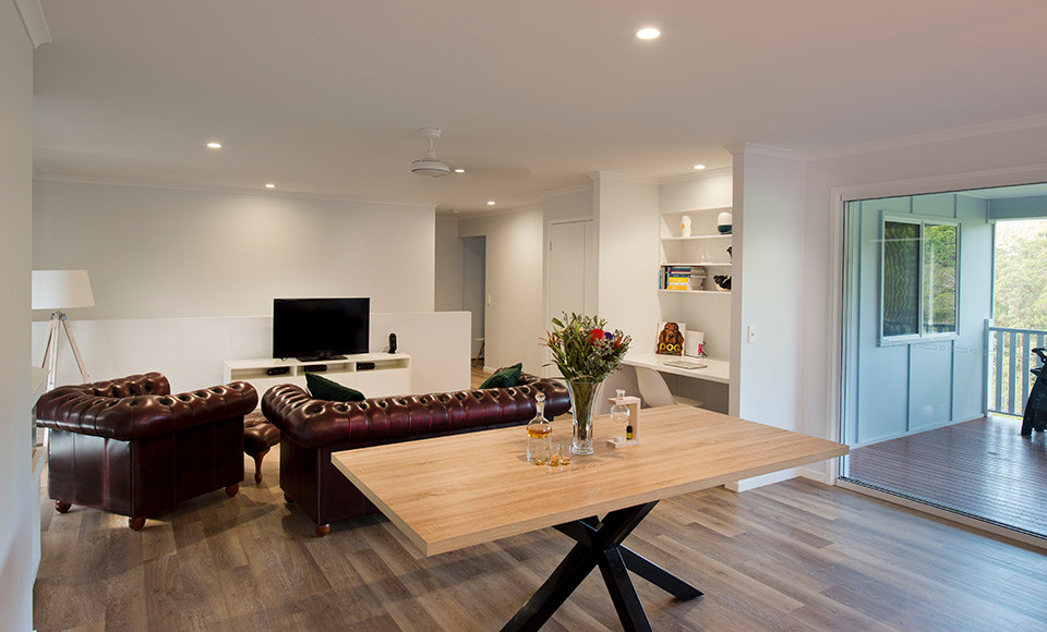 Стильный дизайн: гостиная-столовая среднего размера в стиле модернизм с серыми стенами, полом из винила и коричневым полом без камина - последний тренд