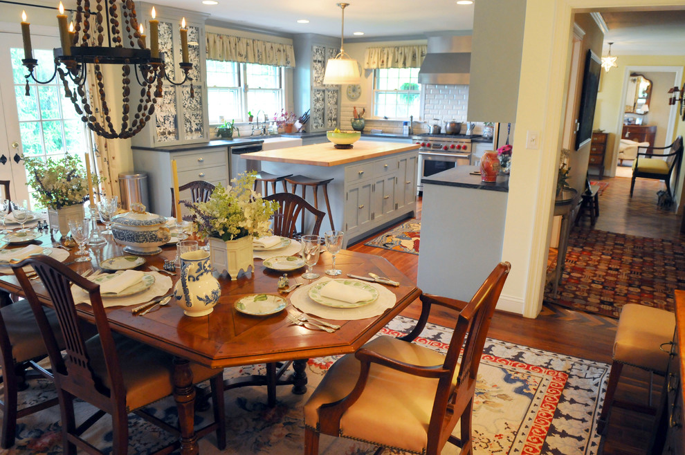 Exemple d'une salle à manger ouverte sur la cuisine montagne avec un sol en bois brun.