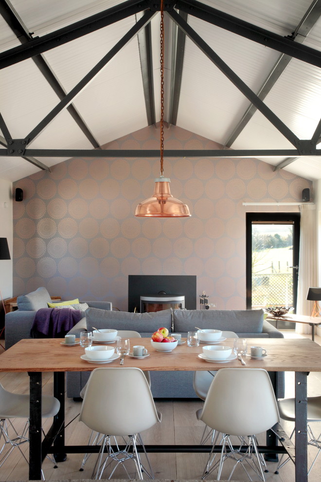 Inspiration pour une salle à manger ouverte sur la cuisine rustique de taille moyenne avec mur métallisé et parquet clair.