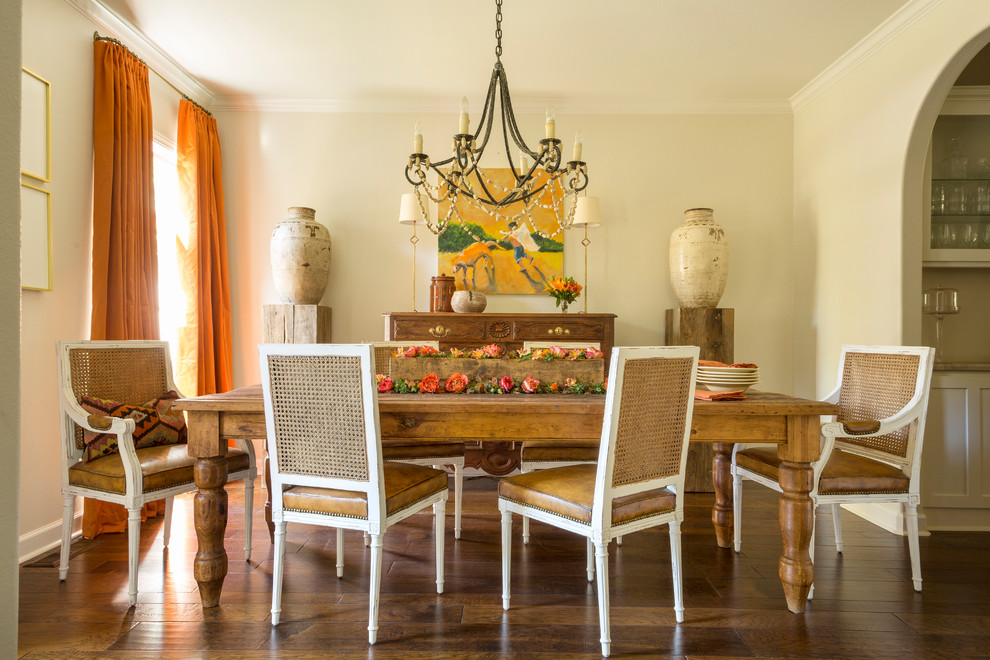 Immagine di una sala da pranzo country chiusa con pareti beige, pavimento in legno massello medio e nessun camino