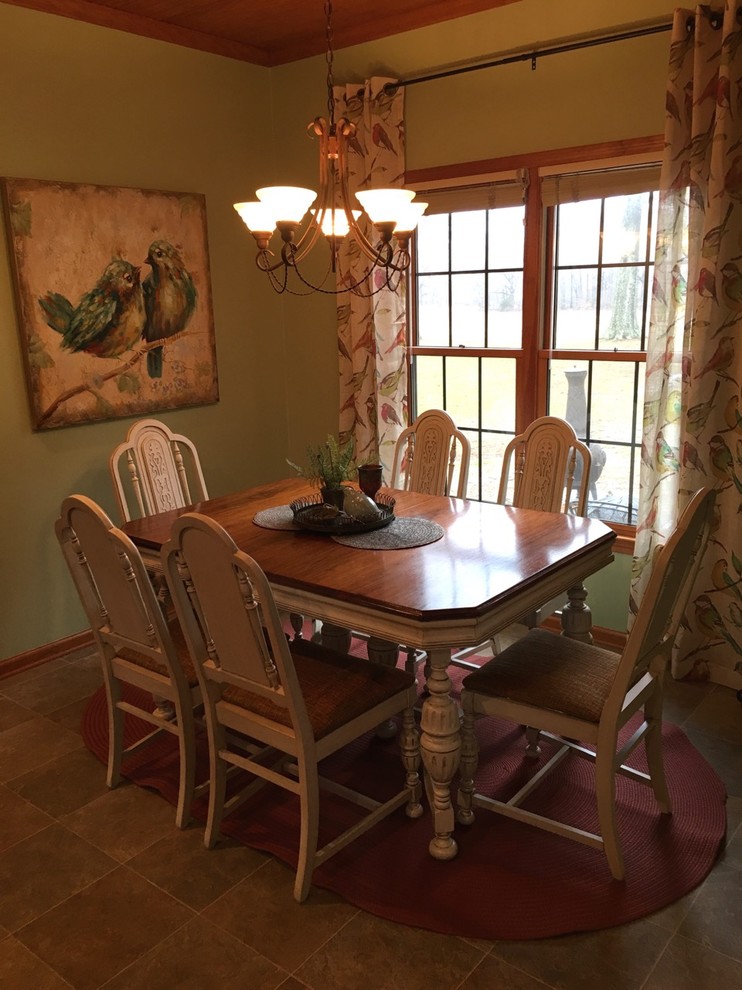Imagen de comedor de estilo de casa de campo pequeño abierto con paredes verdes y suelo de baldosas de cerámica