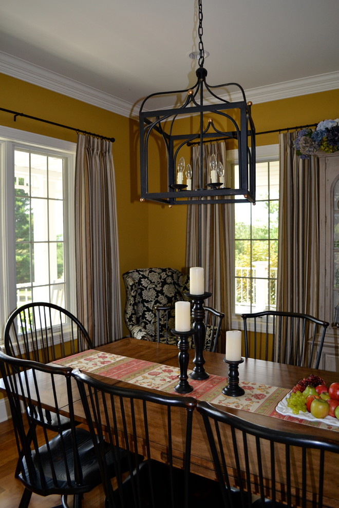 Exemple d'une salle à manger ouverte sur le salon nature de taille moyenne avec un mur jaune et un sol en bois brun.