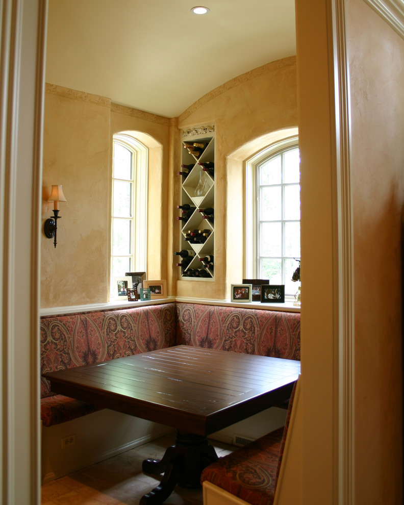 Свежая идея для дизайна: столовая в классическом стиле с бежевыми стенами - отличное фото интерьера