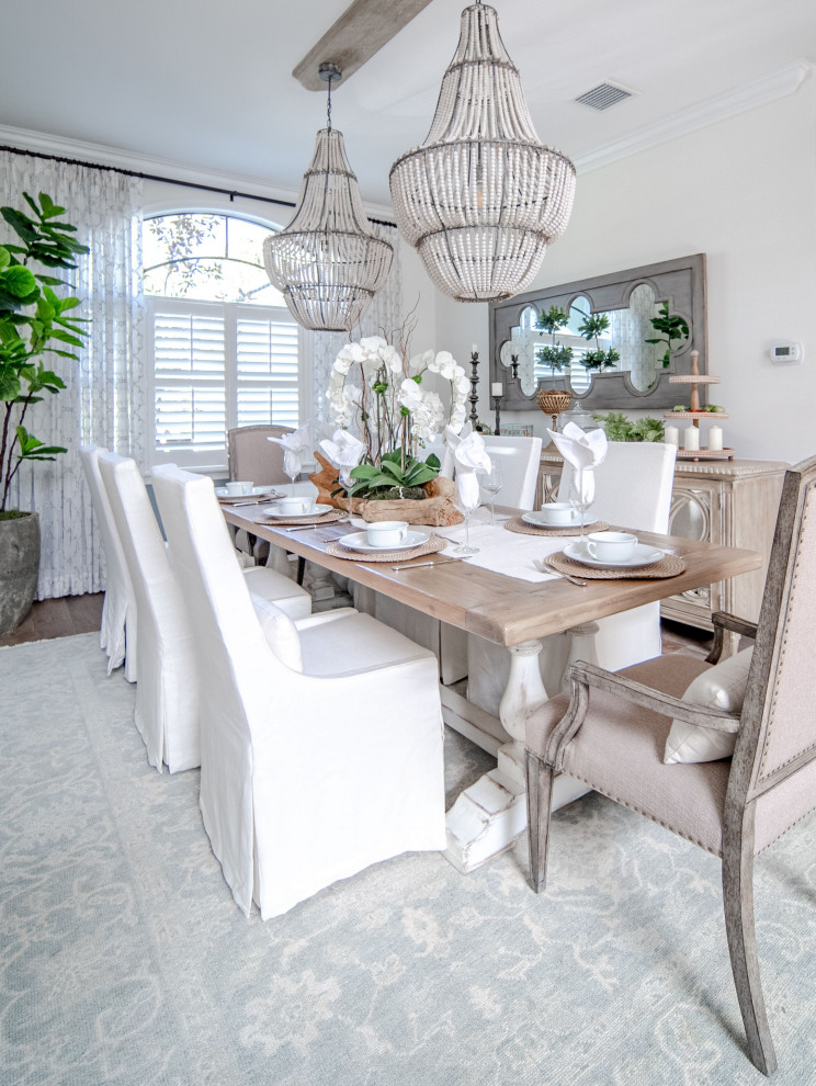Esempio di una sala da pranzo aperta verso il soggiorno di medie dimensioni con pareti bianche, parquet chiaro e pavimento marrone