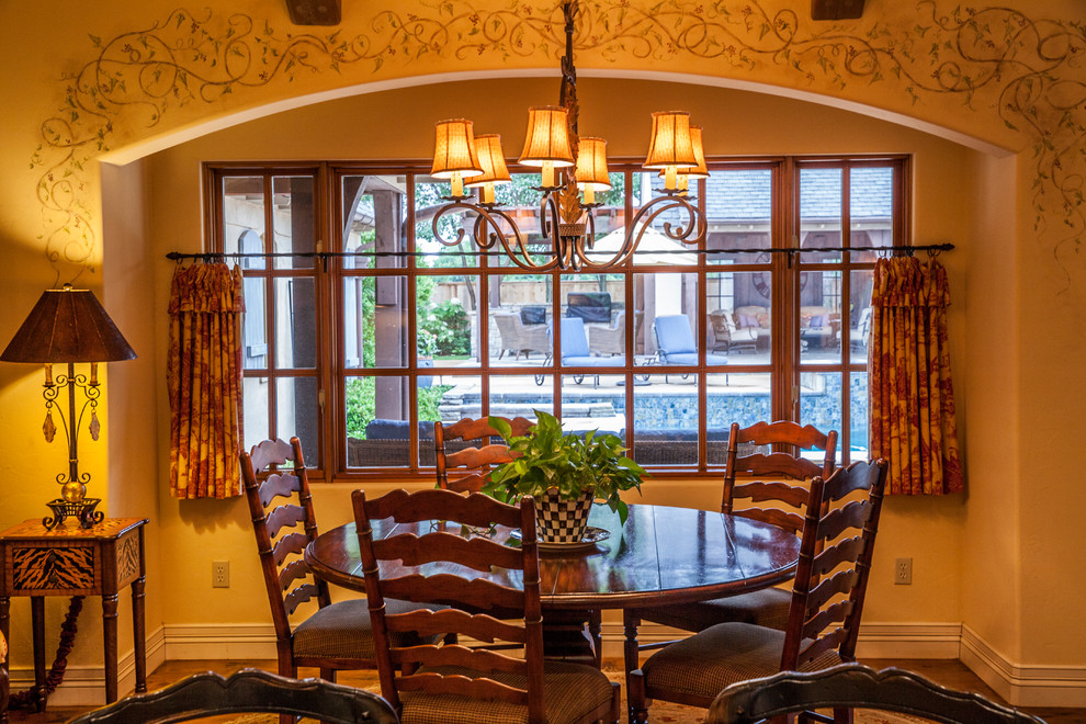 Foto di una sala da pranzo aperta verso la cucina classica di medie dimensioni con pareti beige, parquet scuro e nessun camino