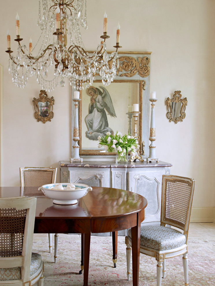 Imagen de comedor romántico de tamaño medio con paredes beige, suelo de baldosas de cerámica y suelo beige