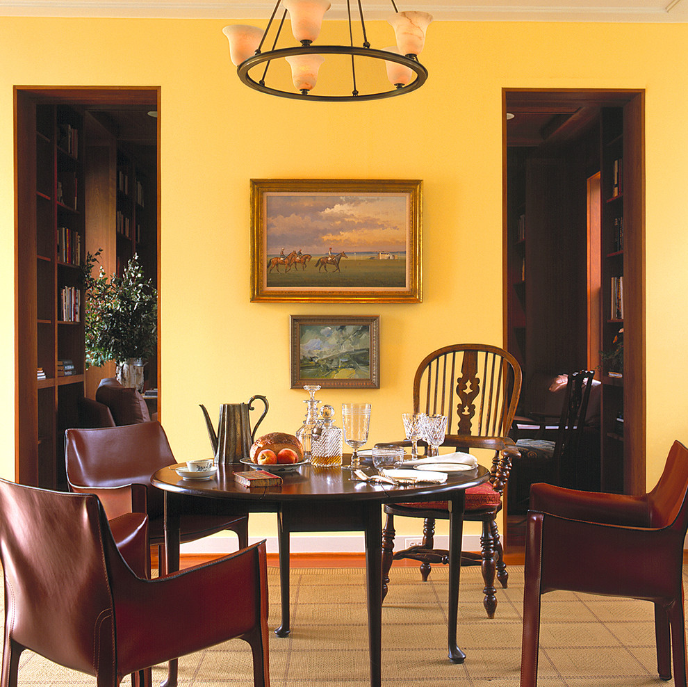 Пример оригинального дизайна: столовая в классическом стиле с желтыми стенами
