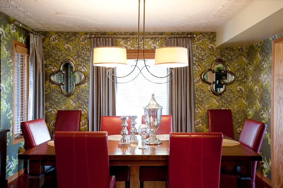 Idée de décoration pour une salle à manger tradition fermée et de taille moyenne avec un mur vert et un sol en bois brun.