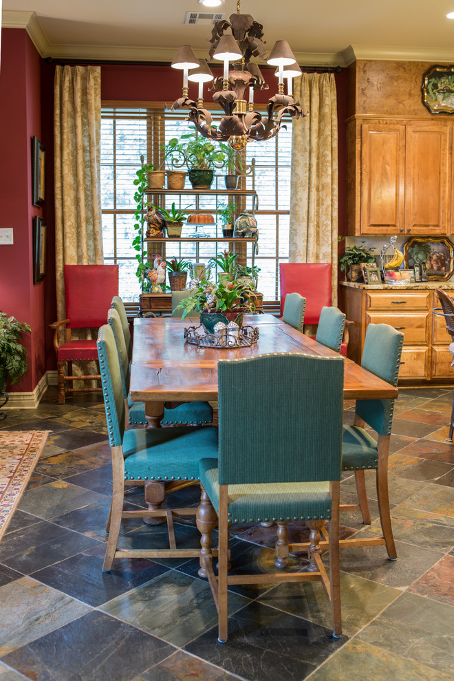 Ispirazione per una grande sala da pranzo aperta verso la cucina tradizionale con pareti rosse e pavimento in ardesia