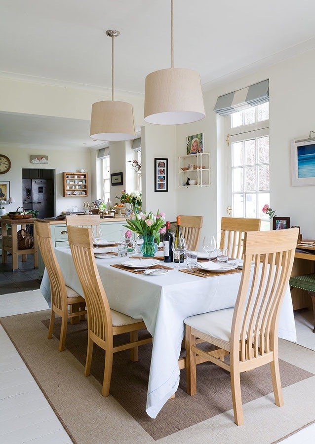 Esempio di una sala da pranzo aperta verso la cucina bohémian con pareti bianche e pavimento bianco