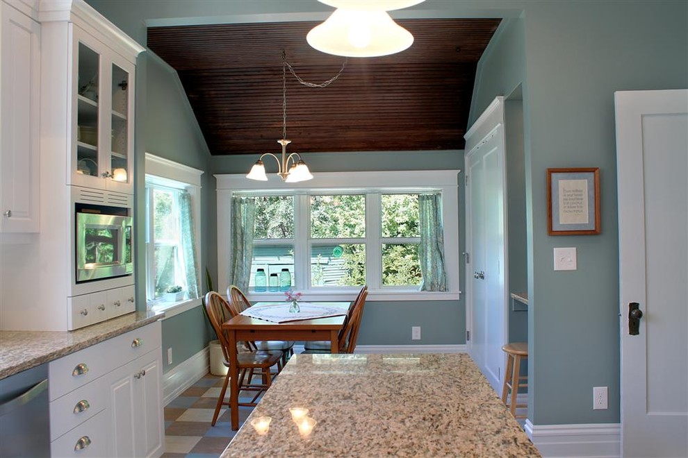 Exemple d'une salle à manger ouverte sur la cuisine chic de taille moyenne avec un mur bleu et un sol en liège.