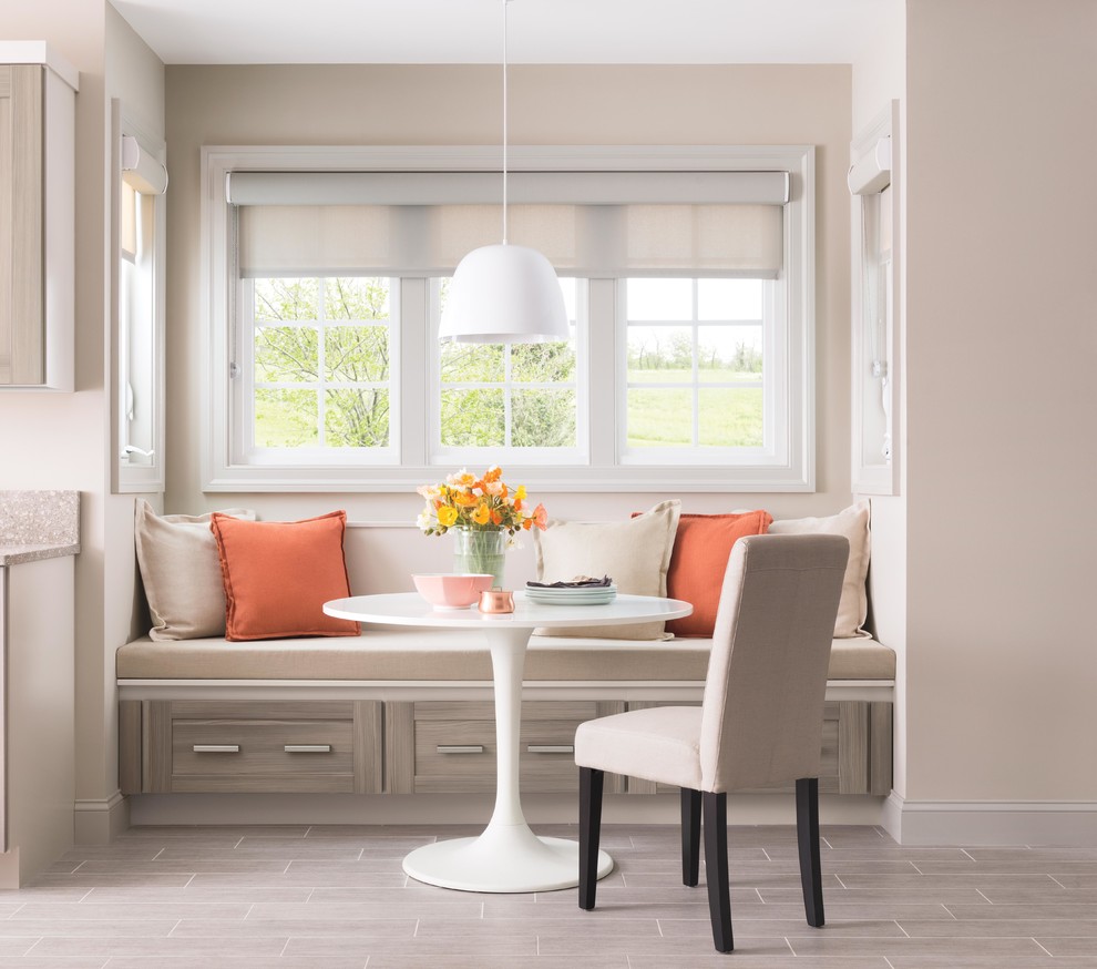 Immagine di una piccola sala da pranzo aperta verso la cucina classica con pareti beige e parquet chiaro