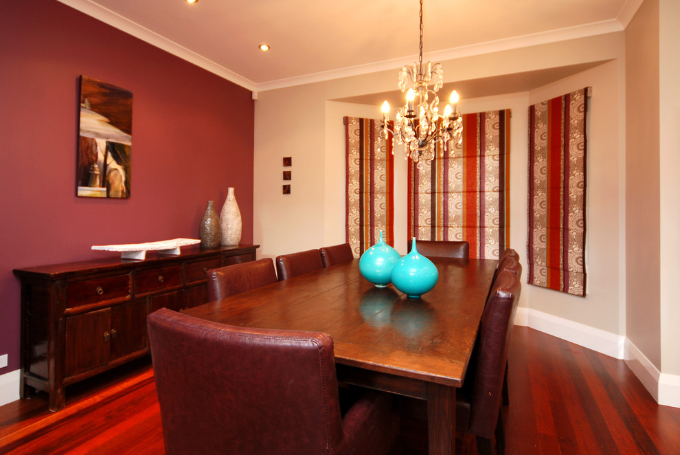 Esempio di una piccola sala da pranzo aperta verso la cucina rustica con pareti beige e pavimento in legno massello medio