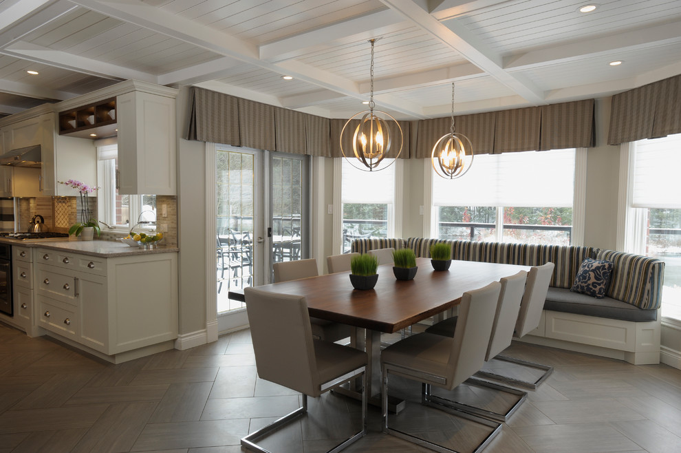 Свежая идея для дизайна: кухня-столовая в классическом стиле с серыми стенами - отличное фото интерьера