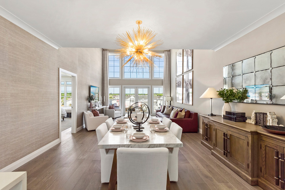 Immagine di una sala da pranzo aperta verso il soggiorno classica con pareti beige, pavimento in legno massello medio e pavimento marrone